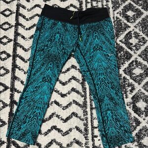 Women’s Nike Turquoise Patterned Capri Leggings - M